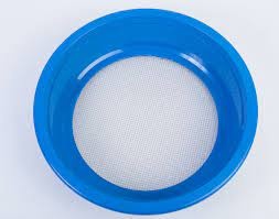 Peneira redonda azul com rede metálica