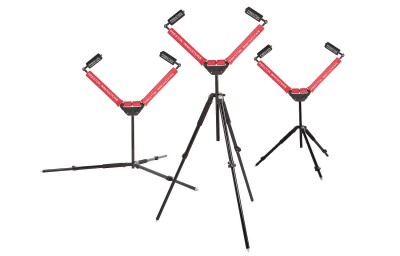 Três tripés vermelhos e pretos de diferentes tamanhos em fundo branco