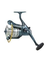 Carreto de pesca metálico com corpo preto e componentes prata e dourado