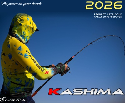 Pescador com roupa amarela estampada segurando cana de pesca contra céu azul