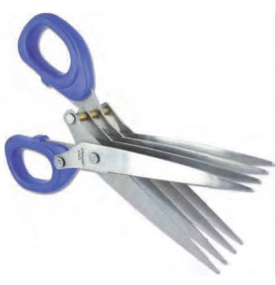 Tesoura com quatro lâminas de metal e cabo azul