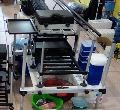 Estrutura metálica para equipamento de pesca com prateleiras e suportes em loja