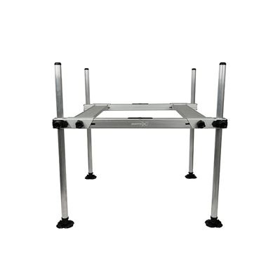 Estrutura metálica quadrada de suporte com pernas de metal