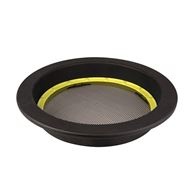 Colher peneira preta com borda amarela e rede fina no centro