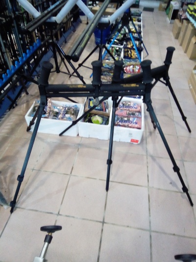 Suporte de varas de pesca preto com quatro apoios acolchoados e pernas ajustáveis