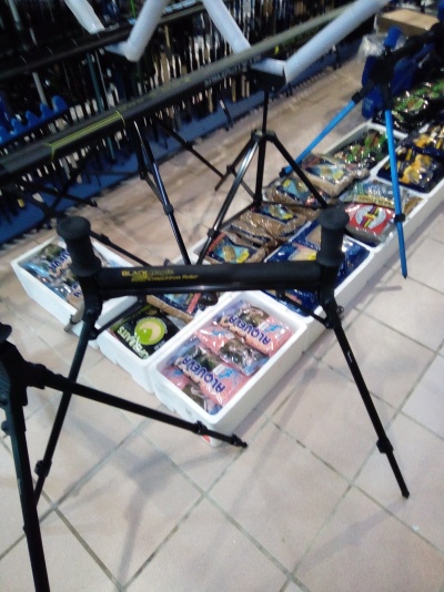 Suporte de pesca preto com caixas plásticas de acessórios