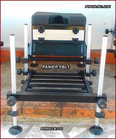 Assento de pesca com estrutura metálica e pernas ajustáveis em aluminio, assento acolchoado preto e caixas de armazenamento brancas e pretas.