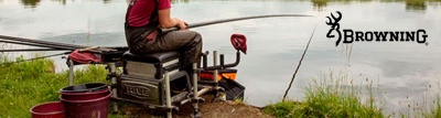Pessoa a pescar sentada junto a um lago com equipamento de pesca, com o logo Browning visível