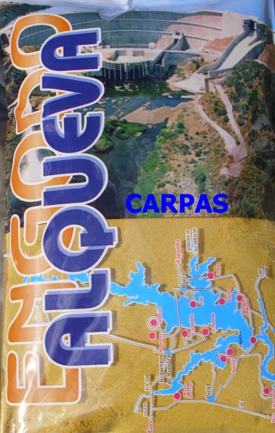Embalagem com imagem de barragem, texto ENCANTOS ALQUEVA CARPAS e mapa azul com marcadores vermelhos