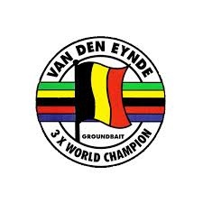 Logótipo circular com texto VAN DEN EYNDE e 3 X WORLD CHAMPION e bandeira colorida ao centro