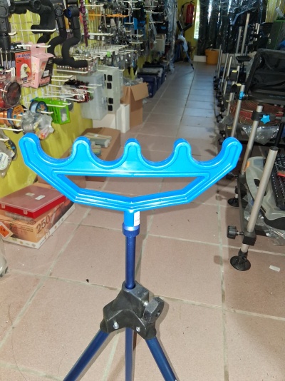 Suporte de tripé metálico azul com cinco encaixes arredondados