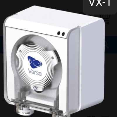 Dispensador branco com logo 'Versa' e modelo VX-1