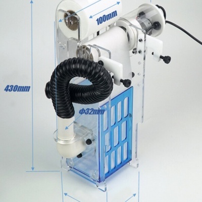 Equipamento transparente com tubo preto, detalhes brancos e azuis, com dimensões marcadas