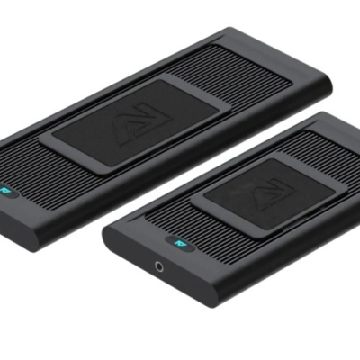 Dois dispositivos retangulares pretos com textura e botão azul