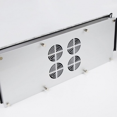 Placa metálica prateada com quatro ventoinhas redondas pretas em fundo branco