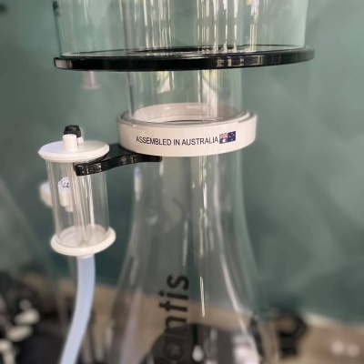 Equipamento transparente cilíndrico com texto 'ASSEMBLED IN AUSTRALIA' e palavra 'alontis', em ambiente interior.