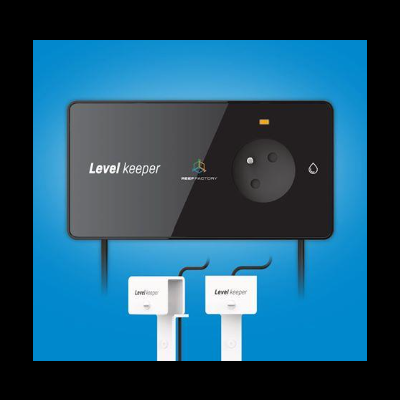 Tomada elétrica inteligente preta com dois dispositivos brancos ligados