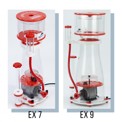 Dois skimmers para aquários transparentes e vermelhos, modelos EX 7 e EX 9, com bomba e tubos visíveis.