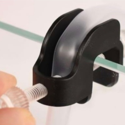 Suporte de prateleira em plástico preto com parafuso de ajuste transparente numa prateleira de vidro