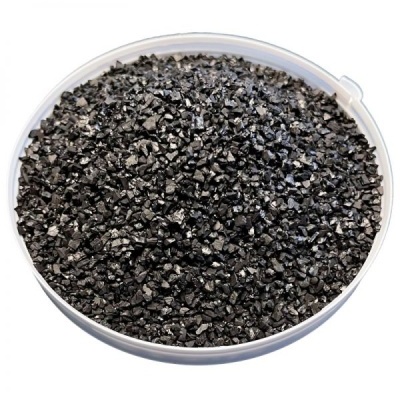 Tigela branca com pequenos fragmentos pretos brilhantes