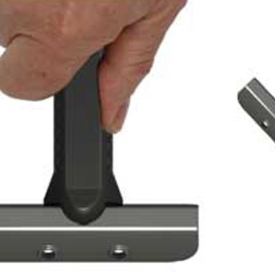 Raspador metálico com cabo preto e ponta azul em fundo branco