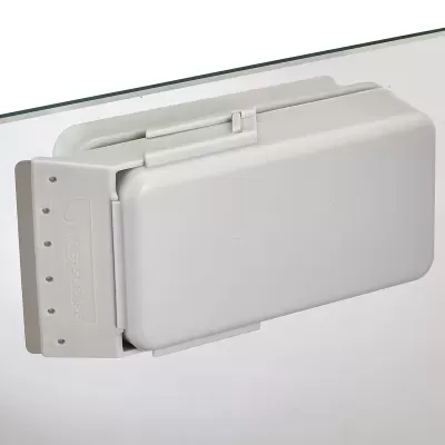 Organizador branco em plástico compacto e dobrável sobre superfície de vidro