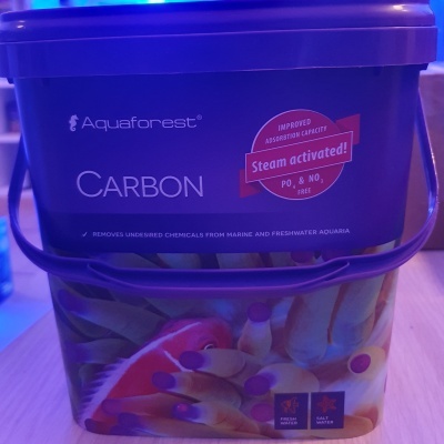 Recipiente azul Aquaforest CARBON para aquários com selo Steam activated