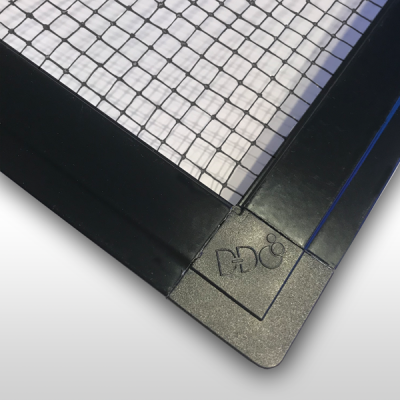 Canto de mesa de matraquilhos com moldura preta e superfície quadriculada branca e preta