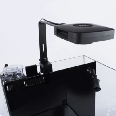 Aquário com luminária LED preta ajustável e filtro integrado