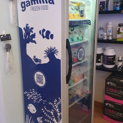 Frigorífico vertical branco com porta de vidro e decalques azuis