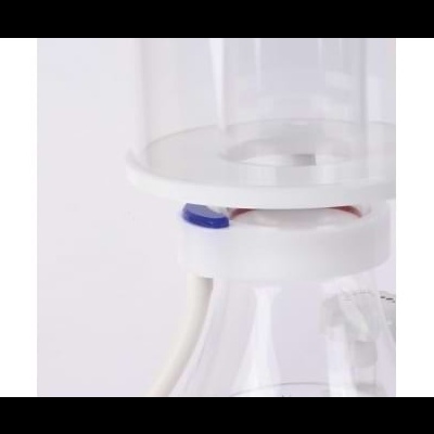 Cafeteira elétrica branca e transparente com detalhes azuis