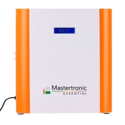 Aparelho electrónico branco com laterais laranja e ecrã azul, logotipo Mastertronic ESSENTIAL