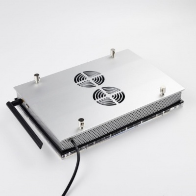 Suporte metálico para laptop com ventoinhas e cabo em fundo branco