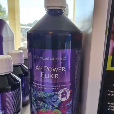 Frasco plástico roxo com tampa branca do produto Aquaforest AF Power Elixir numa prateleira