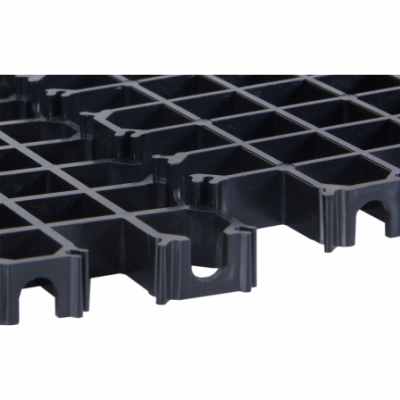 Tabuleiro preto de plástico com estrutura em grelha e espaços quadrados.