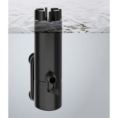 Bomba de aquário preta submersa parcialmente