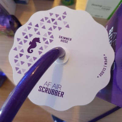 Equipamento AF AIR SCRUBBER branco com mangueira roxa e padrão triangular roxo.