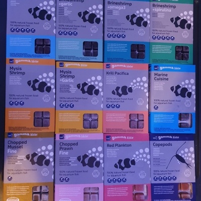 Embalagens coloridas de alimento congelado natural para peixes com diferentes ingredientes e detalhes. 