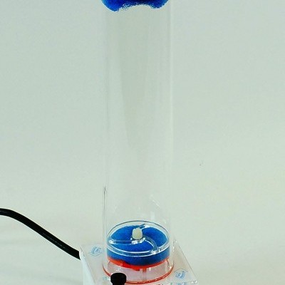 Dispositivo cilíndrico transparente com base branca e componentes azuis e vermelhos