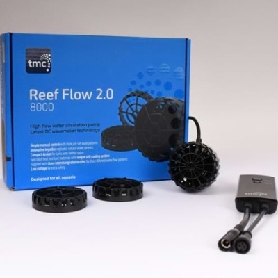 Produto Reef Flow 2.0 8000 para aquários com peças pretas e caixa azul