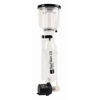 Skimmer transparente com motor preto e texto Reef Skim 2.0 Nano