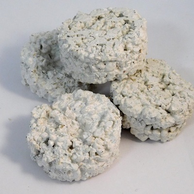 Discos brancos com textura irregular sobre fundo branco