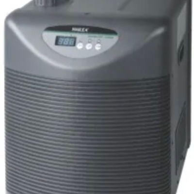 Aparelho eletrônico cinzento texturado com display digital e tubos no topo