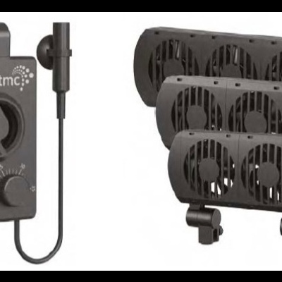 Dispositivos pretos com ventoinhas e botões com códigos visíveis