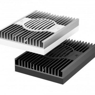 Dois dissipadores de calor quadrados, cinza claro e preto, com aletas metálicas e orifício circular central.