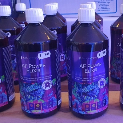 Garrafas marrons de AF POWER ELIXIR com rótulos roxos e tampas brancas