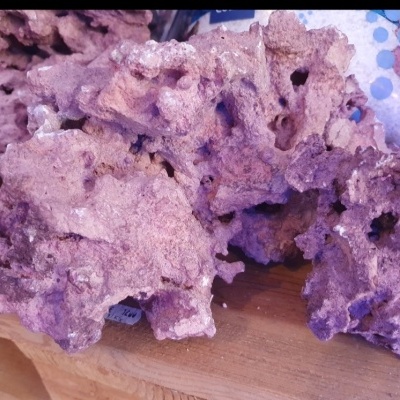 Pedras decorativas porosas castanhas sobre uma superfície de madeira