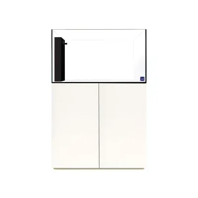 Aquário em vidro sobre móvel branco com duas portas