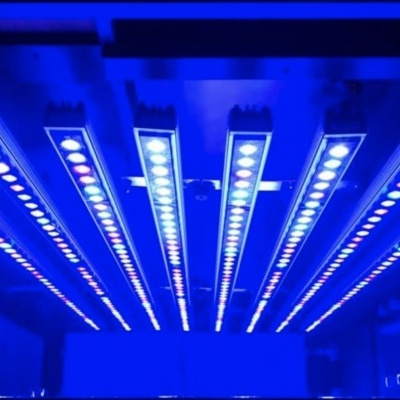 Painéis de luz LED azuis suspensos no teto