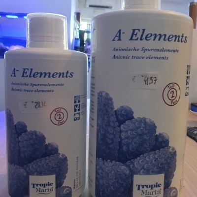 Duas garrafas brancas do produto Tropic Marini A-Elements com imagem de corais azuis